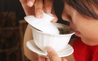 三才蓋碗的正確拿法，三才蓋碗抓碗法圖解