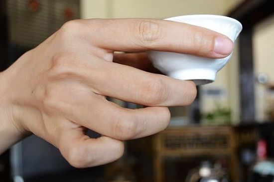 女士喝茶的手勢(shì)，女人正確喝茶手勢(shì)姿勢(shì)圖