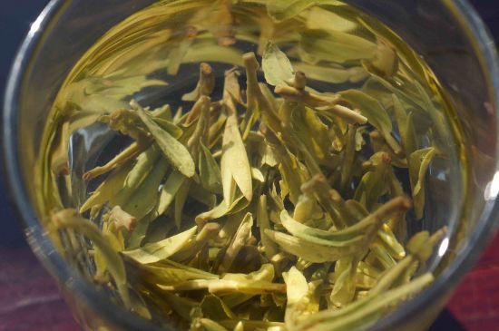 安吉白茶冷藏好還是冷凍好？這個(gè)需要根據(jù)存放時(shí)間來(lái)選擇