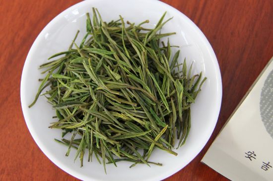 安吉白茶冷藏好還是冷凍好？這個(gè)需要根據(jù)存放時(shí)間來(lái)選擇