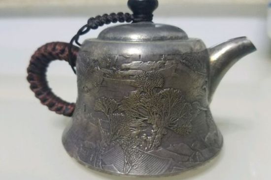 銀壺燒水后水里有黑色的東西，為什么銀壺里有黑點