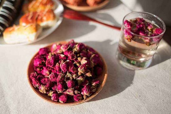 玫瑰花茶的功效與作用，堅(jiān)持喝一個月玫瑰花茶會怎樣？