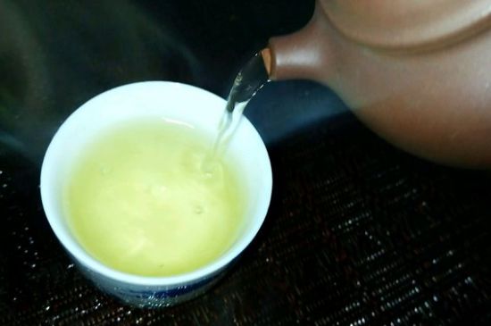 一天什么時(shí)候喝黑茶最好，喝黑茶一天最佳時(shí)間和季節(jié)