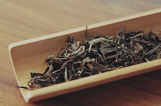 怎么撬老白茶茶餅不容易碎，福鼎白茶如何撬茶方法