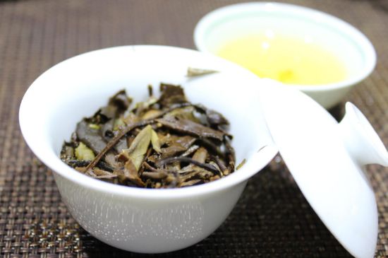 怎么撬老白茶茶餅不容易碎，福鼎白茶如何撬茶方法