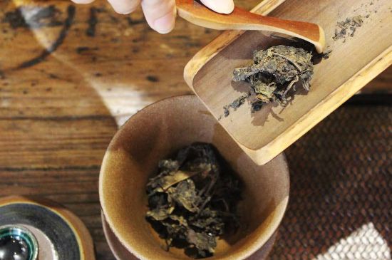 茯磚茶與普洱茶哪個(gè)好，茯茶和普洱茶口味區(qū)別