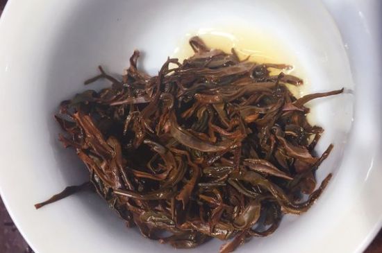 女人喝紅茶好還是喝普洱茶好，普洱茶和紅茶哪個(gè)適合女人喝