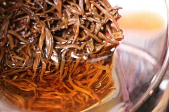 300塊錢(qián)的金駿眉能喝嗎，兩三百多金駿眉和一千多區(qū)別