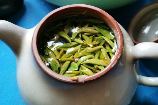 龍井茶放二年了能喝嗎，過(guò)期龍井茶的妙用！