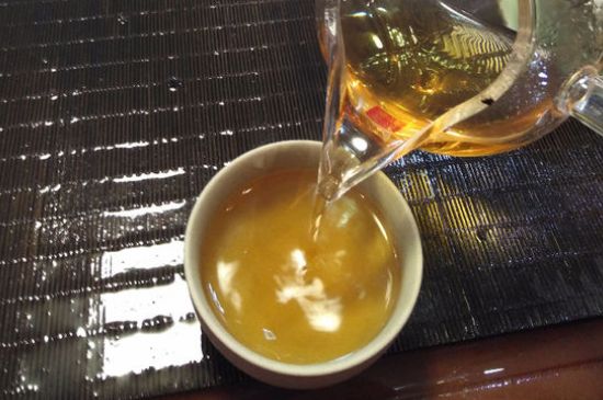 女人喝金駿眉的好處和壞處，女性喝金駿眉可減肥養(yǎng)顏