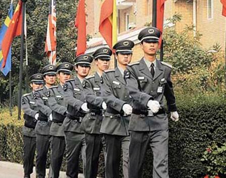 在小區(qū)門口發(fā)生搶劫事件時，物業(yè)保安是否負(fù)有相關(guān)責(zé)任